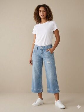 True Religion Sammy Big T Light Wash Distressed Denim Capris Size